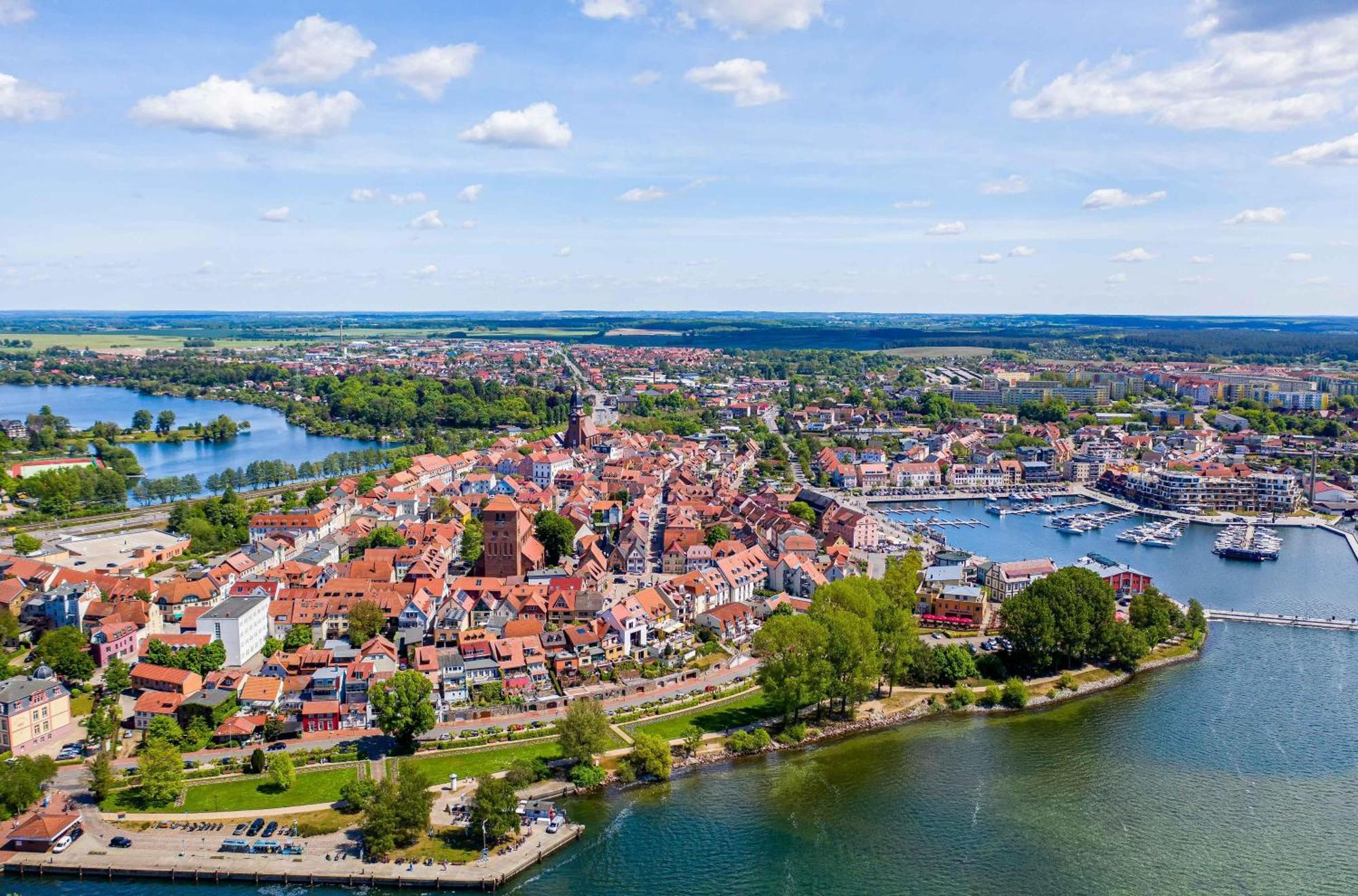 Mueritz Utkiek - Apartment Mit Seeblick & Balkon In Der Hafenresidenz Waren  Luaran gambar